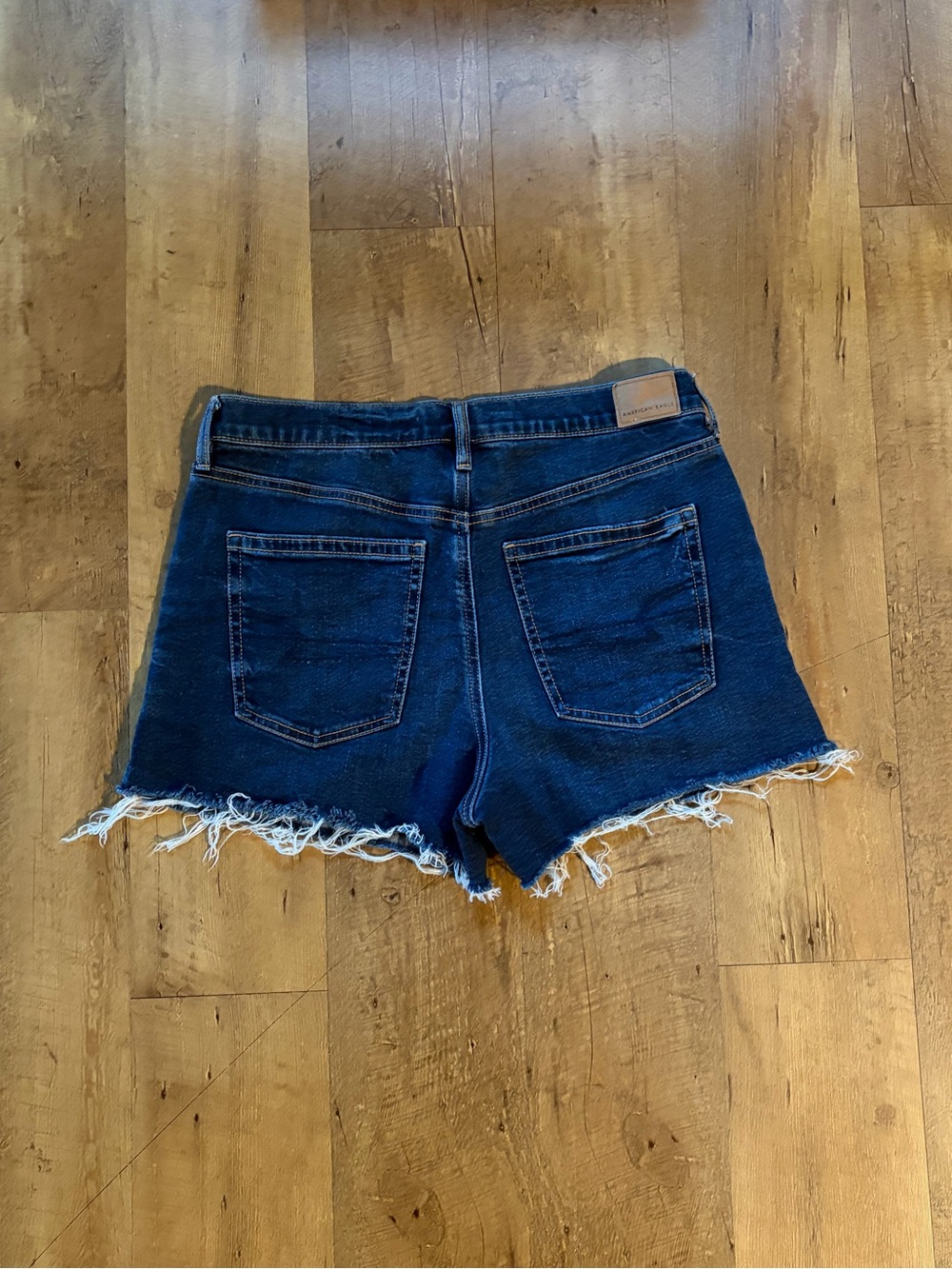 American Eagle Strigid Relaxed Denim Shorts Sz 8 Dark Wash Raw Hem - Picture 7 of 12